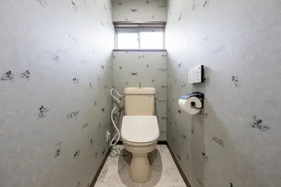 a bathroom with a white toilet in a room at 長期割がお得 最大12名 2BR 70平米 東京駅電車10分 TDR スカイツリー好アクセス 駐車場予約 送迎有 HOTEL DREAM MUSIC Tōyōchō japanese-modern in Tokyo