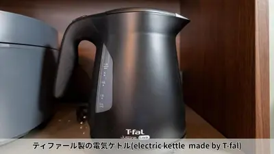 a black tea kettle sitting on top of a counter at 長期割がお得 最大12名 2BR 70平米 東京駅電車10分 TDR スカイツリー好アクセス 駐車場予約 送迎有 HOTEL DREAM MUSIC Tōyōchō japanese-modern in Tokyo