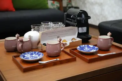 a table with cups and saucers and a coffee maker at 長期割がお得 最大12名 2BR 70平米 東京駅電車10分 TDR スカイツリー好アクセス 駐車場予約 送迎有 HOTEL DREAM MUSIC Tōyōchō japanese-modern in Tokyo