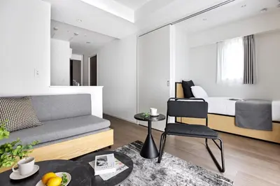 a living room with a couch and a bed at \u30a2\u30fc\u30d0\u30cd\u30c3\u30af\u30b9\u9326\u7cf8\u516c\u5712ll in Tokyo