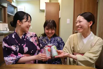 three women are standing around a table with a jar at 長期ステイ歓迎 ポップ ディズニー風 TDR スカイツリー好アクセス 定員3名 東京駅10分 駐車場予約 送迎有 HOTEL DREAM MUSIC Tōyōchō japanese-pop in Tokyo