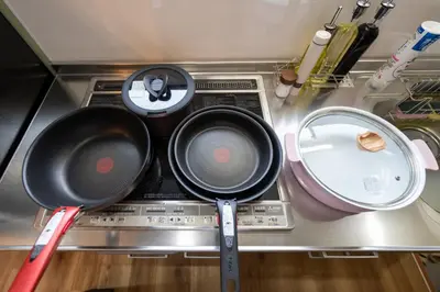a stove with three frying pans and a mirror at 長期ステイ歓迎 ポップ ディズニー風 TDR スカイツリー好アクセス 定員3名 東京駅10分 駐車場予約 送迎有 HOTEL DREAM MUSIC Tōyōchō japanese-pop in Tokyo
