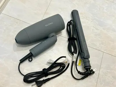 a wii remote and a charger on a floor at Shinjuku Area 3 Bedroom House in Tokyo