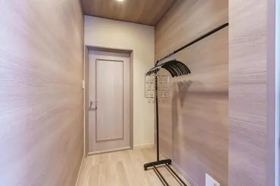 a hallway with a door and a walk in closet at Enjoy Meguro House in Tokyo