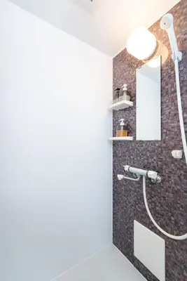 a bathroom with a shower and a mirror at \u30a8\u30d3\u30b9\u30d3\u30eb8\u968eStayCreek in Tokyo