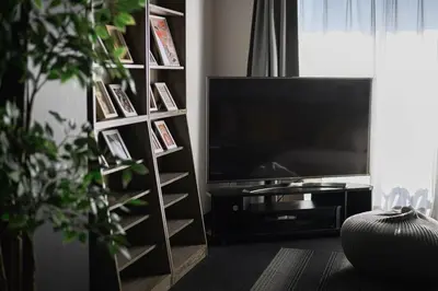 a living room with a television and a book shelf at \u30a8\u30d3\u30b9\u30d3\u30eb8\u968eStayCreek in Tokyo