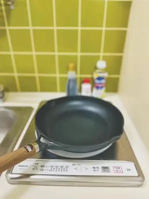 a black frying pan sitting on top of a stove at Shinjuku\u65b0\u5bbf1min in Tokyo
