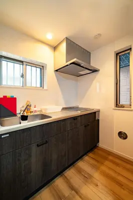 a kitchen with a sink and a stove at \u845b\u98fe\u9ad8\u7802\u6238\u5efa in Tokyo