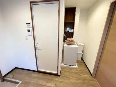 a bathroom with a toilet and a glass door at M101 8mins from Ikebukuro sta 9min to Shinjuku byTrain in Tokyo