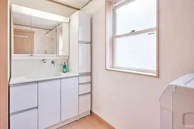 a white bathroom with a sink and a window at \u3068\u307e\u308a\u30fc\u3068Stay \u7acb\u4f1a\u5ddd Tomareat Stay Tachiaigawa in Tokyo