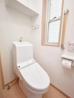 a white toilet in a bathroom with a window at \u3068\u307e\u308a\u30fc\u3068Stay \u7acb\u4f1a\u5ddd Tomareat Stay Tachiaigawa in Tokyo