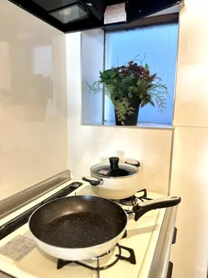 a pan on top of a stove in a kitchen at M205 8 mins from Ikebukuro sta 9 min to Shinjuku by Train in Tokyo
