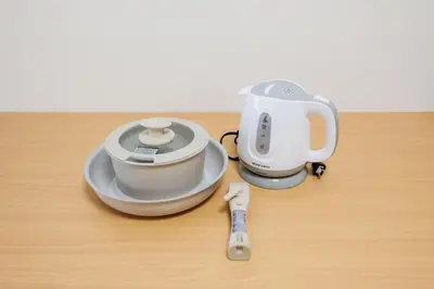 affeepot and a tea kettle on a table at Cruise Inn Takenotsuka in Tokyo