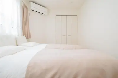 two white beds in a bedroom with a window at K06 Quiet 2LDK house on JR Yamanote Line Komagome Station in Tokyo
