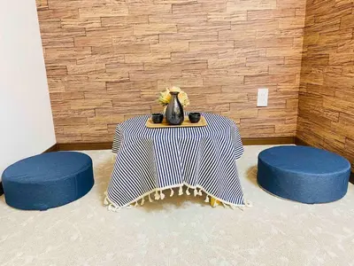 a table with two blue stools and a vase on it at Pine House 6 minutes by train to Ikebukuro 11 minutes to Shinjuku Convenient access to Ueno by train in Tokyo