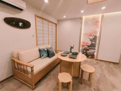 a living room with a couch and a table at A2 Shinjuku JR St 8 mins 3 bedrooms and 1 living room 2bathrooms 2toilets Max 12P Direct to Shinjuku Ueno Ginza Shibuya Ikebukuro Yoyogi Shinagawa \u65b0\u5bbf\u533a \u9ad8\u7530\u9a6c\u573a\u8f66\u7ad98\u5206\u949f 3\u5ba41\u53852\u6d74\u5ba42\u536b\u751f\u95f4 \u6700\u592712\u4eba in Tokyo