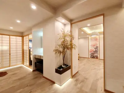a living room with a potted tree in a pot at A2 Shinjuku JR St 8 mins 3 bedrooms and 1 living room 2bathrooms 2toilets Max 12P Direct to Shinjuku Ueno Ginza Shibuya Ikebukuro Yoyogi Shinagawa \u65b0\u5bbf\u533a \u9ad8\u7530\u9a6c\u573a\u8f66\u7ad98\u5206\u949f 3\u5ba41\u53852\u6d74\u5ba42\u536b\u751f\u95f4 \u6700\u592712\u4eba in Tokyo