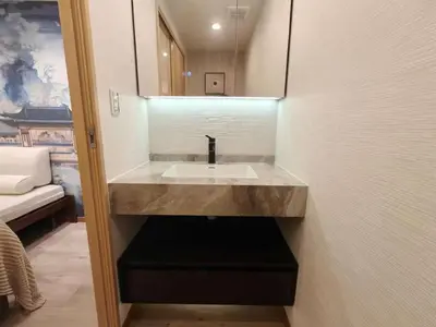 a bathroom with a sink and a mirror at A2 Shinjuku JR St 8 mins 3 bedrooms and 1 living room 2bathrooms 2toilets Max 12P Direct to Shinjuku Ueno Ginza Shibuya Ikebukuro Yoyogi Shinagawa \u65b0\u5bbf\u533a \u9ad8\u7530\u9a6c\u573a\u8f66\u7ad98\u5206\u949f 3\u5ba41\u53852\u6d74\u5ba42\u536b\u751f\u95f4 \u6700\u592712\u4eba in Tokyo