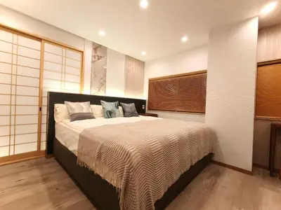 a bedroom with a large bed in a room at A2 Shinjuku JR St 8 mins 3 bedrooms and 1 living room 2bathrooms 2toilets Max 12P Direct to Shinjuku Ueno Ginza Shibuya Ikebukuro Yoyogi Shinagawa \u65b0\u5bbf\u533a \u9ad8\u7530\u9a6c\u573a\u8f66\u7ad98\u5206\u949f 3\u5ba41\u53852\u6d74\u5ba42\u536b\u751f\u95f4 \u6700\u592712\u4eba in Tokyo