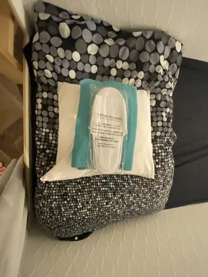 a black and white pillow sitting on a bed at \u8d64\u5742\u30db\u30b9\u30c6\u30eb in Tokyo