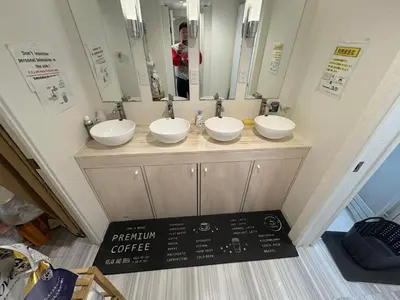 a bathroom with three sinks and a mirror at \u8d64\u5742\u30db\u30b9\u30c6\u30eb in Tokyo