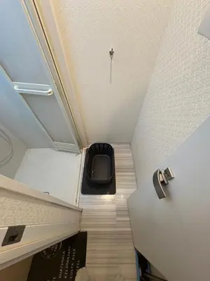 a small bathroom with a toilet in a room at \u8d64\u5742\u30db\u30b9\u30c6\u30eb in Tokyo