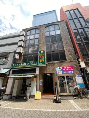 a building on the corner of a street at \u8d64\u5742\u30db\u30b9\u30c6\u30eb in Tokyo