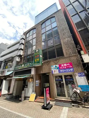 a building with signs on the side of it at \u8d64\u5742\u30db\u30b9\u30c6\u30eb in Tokyo