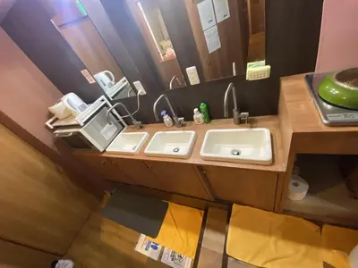 a bathroom with two sinks and a mirror at \u795e\u7530\u5927\u624b\u753a\u30db\u30b9\u30c6\u30eb in Tokyo