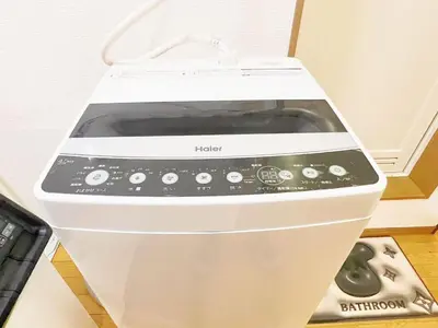 a microwave oven sitting on top of a table at Nogata Relaxing Home D2 in Tokyo