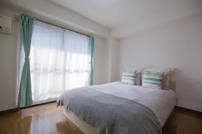 a bedroom with a bed and a large window at \u6771\u4e2d\u91ce\u99c5\u5f92\u6b695\u5206 \u65b0\u5bbf\u307e\u306710\u5206 \u89b3\u5149\u30b7\u30e7\u30c3\u30d4\u30f3\u30b0\u30b0\u30eb\u30e1\u62e0\u70b9\u306e\u5feb\u9069\u30b9\u30c6\u30a4 EoL2 SoL2 in Tokyo