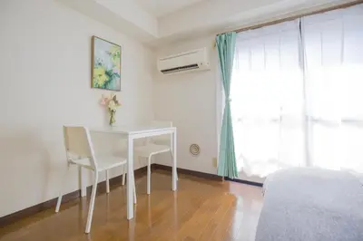 a white table and chairs in a room with a window at \u6771\u4e2d\u91ce\u99c5\u5f92\u6b695\u5206 \u65b0\u5bbf\u307e\u306710\u5206 \u89b3\u5149\u30b7\u30e7\u30c3\u30d4\u30f3\u30b0\u30b0\u30eb\u30e1\u62e0\u70b9\u306e\u5feb\u9069\u30b9\u30c6\u30a4 EoL2 SoL2 in Tokyo