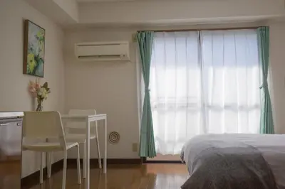 a bedroom with a bed and a table and a window at \u6771\u4e2d\u91ce\u99c5\u5f92\u6b695\u5206 \u65b0\u5bbf\u307e\u306710\u5206 \u89b3\u5149\u30b7\u30e7\u30c3\u30d4\u30f3\u30b0\u30b0\u30eb\u30e1\u62e0\u70b9\u306e\u5feb\u9069\u30b9\u30c6\u30a4 EoL2 SoL2 in Tokyo