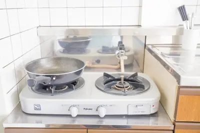 a frying pan on a stove in a kitchen at \u6771\u4e2d\u91ce\u99c5\u5f92\u6b695\u5206 \u65b0\u5bbf\u307e\u306710\u5206 \u89b3\u5149\u30b7\u30e7\u30c3\u30d4\u30f3\u30b0\u30b0\u30eb\u30e1\u62e0\u70b9\u306e\u5feb\u9069\u30b9\u30c6\u30a4 EoL2 SoL2 in Tokyo