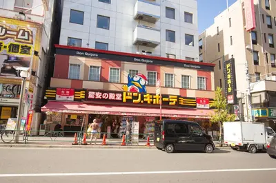 a car parked in front of a store on a city street at \u6771\u4e2d\u91ce\u99c5\u5f92\u6b695\u5206 \u65b0\u5bbf\u307e\u306710\u5206 \u89b3\u5149\u30b7\u30e7\u30c3\u30d4\u30f3\u30b0\u30b0\u30eb\u30e1\u62e0\u70b9\u306e\u5feb\u9069\u30b9\u30c6\u30a4 EoL2 SoL2 in Tokyo