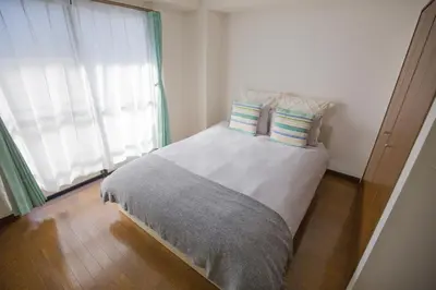 a bedroom with a bed with two pillows and a window at \u6771\u4e2d\u91ce\u99c5\u5f92\u6b695\u5206 \u65b0\u5bbf\u307e\u306710\u5206 \u89b3\u5149\u30b7\u30e7\u30c3\u30d4\u30f3\u30b0\u30b0\u30eb\u30e1\u62e0\u70b9\u306e\u5feb\u9069\u30b9\u30c6\u30a4 EoL2 SoL2 in Tokyo