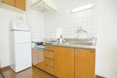a kitchen with a sink and a white refrigerator at \u6771\u4e2d\u91ce\u99c5\u5f92\u6b695\u5206 \u65b0\u5bbf\u307e\u306710\u5206 \u89b3\u5149\u30b7\u30e7\u30c3\u30d4\u30f3\u30b0\u30b0\u30eb\u30e1\u62e0\u70b9\u306e\u5feb\u9069\u30b9\u30c6\u30a4 EoL2 SoL2 in Tokyo