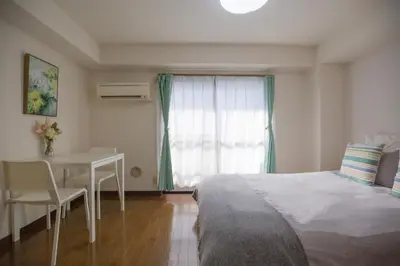a bedroom with a bed and a table and a window at \u6771\u4e2d\u91ce\u99c5\u5f92\u6b695\u5206 \u65b0\u5bbf\u307e\u306710\u5206 \u89b3\u5149\u30b7\u30e7\u30c3\u30d4\u30f3\u30b0\u30b0\u30eb\u30e1\u62e0\u70b9\u306e\u5feb\u9069\u30b9\u30c6\u30a4 EoL2 SoL2 in Tokyo