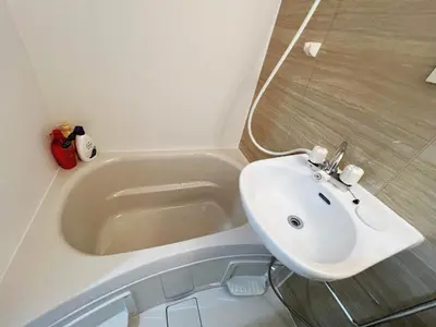 a bathroom with a sink and a bath tub with a sink at \u6d45\u8349\u82b1\u65e5\u7f8e\u5c45 Asakusa Hanahi 302 Twin Room 4 min walk to Sensoji Temple Direct access to Narita Haneda Airport in Tokyo