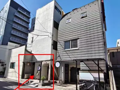 a building with a red frame in front of it at \u6d45\u8349\u82b1\u65e5\u7f8e\u5c45 Asakusa Hanahi 302 Twin Room 4 min walk to Sensoji Temple Direct access to Narita Haneda Airport in Tokyo