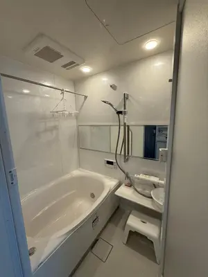 a bathroom with a tub and a toilet and a sink at \u3055\u304f\u3089\u65c5\u9928\u9ad8\u5186\u5bfa\u5317\u5343\u5229\u4f11201\u53f7\u5ba4 in Tokyo