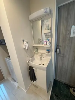 a bathroom with a sink and a mirror at \u3055\u304f\u3089\u65c5\u9928\u9ad8\u5186\u5bfa\u5317\u5343\u5229\u4f11201\u53f7\u5ba4 in Tokyo