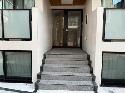 a staircase leading to a building with glass doors at \u3055\u304f\u3089\u65c5\u9928\u9ad8\u5186\u5bfa\u5317\u5343\u5229\u4f11201\u53f7\u5ba4 in Tokyo