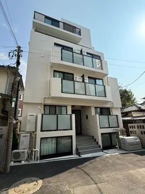 a tall white building with a lot of windows at \u3055\u304f\u3089\u65c5\u9928\u9ad8\u5186\u5bfa\u5317\u5343\u5229\u4f11201\u53f7\u5ba4 in Tokyo