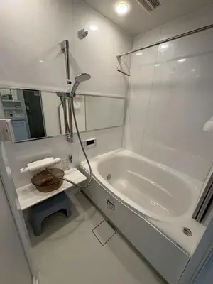 a white bathroom with a tub and a sink at \u3055\u304f\u3089\u65c5\u9928\u9ad8\u5186\u5bfa\u5317\u5343\u5229\u4f11202\u53f7\u5ba4 in Tokyo
