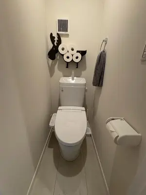 a small bathroom with a toilet and a sink at \u3055\u304f\u3089\u65c5\u9928\u9ad8\u5186\u5bfa\u5317\u5343\u5229\u4f11202\u53f7\u5ba4 in Tokyo