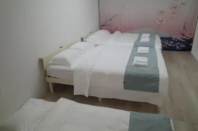 a bedroom with two beds with white sheets at \u5317\u533a\u99d2\u8fbc\u99c5 \u8fd1\u30a2\u30d1\u30fc\u30c8 \u6700\u592710\u540dstay OK in Tokyo