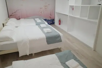 a bedroom with two beds with white sheets at \u5317\u533a\u99d2\u8fbc\u99c5 \u8fd1\u30a2\u30d1\u30fc\u30c8 \u6700\u592710\u540dstay OK in Tokyo