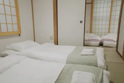 two beds in a room with two mirrors at \u5317\u533a\u99d2\u8fbc\u99c5 \u8fd1\u30a2\u30d1\u30fc\u30c8 \u6700\u592710\u540dstay OK in Tokyo