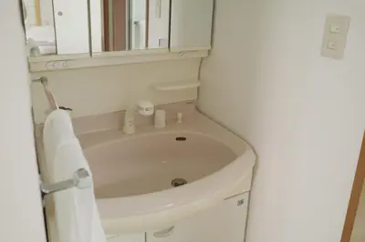a small bathroom with a sink and a mirror at \u5317\u533a\u99d2\u8fbc\u99c5 \u8fd1\u30a2\u30d1\u30fc\u30c8 \u6700\u592710\u540dstay OK in Tokyo